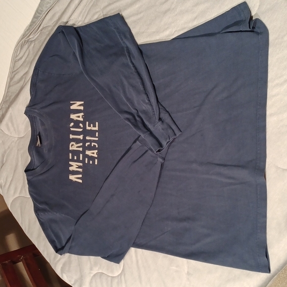 𝅺AMERICAN EAGLE OUTFITTERS MENS SZ XL LONG SLEEVE BLUE TEE SHIRT WITH TAN PRINT - Picture 2 of 6
